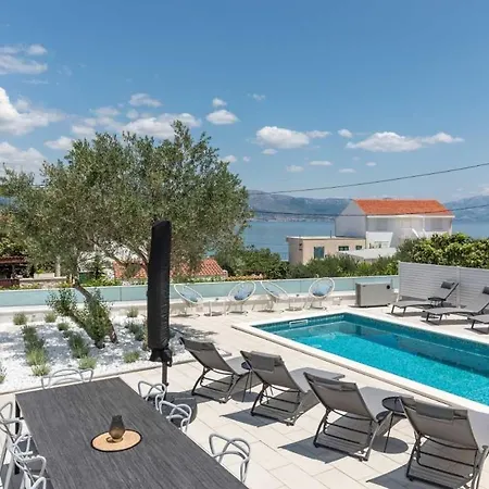 In Arbanija With Terrace, Air Conditioning, Wifi 5139-4 Трогир