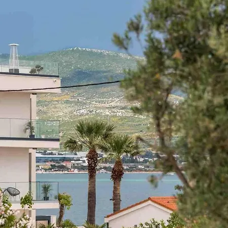 In Arbanija With Terrace, Air Conditioning, Wifi 5139-4 * Трогир