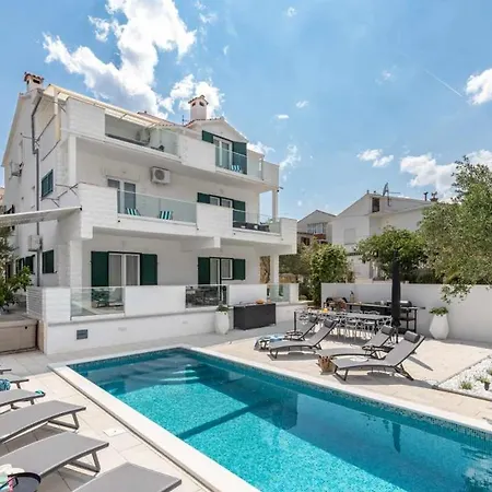 In Arbanija With Terrace, Air Conditioning, Wifi 5139-4 Lejlighed Trogir