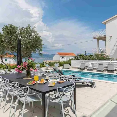 In Arbanija With Terrace, Air Conditioning, Wifi 5139-4 Τρογκίρ